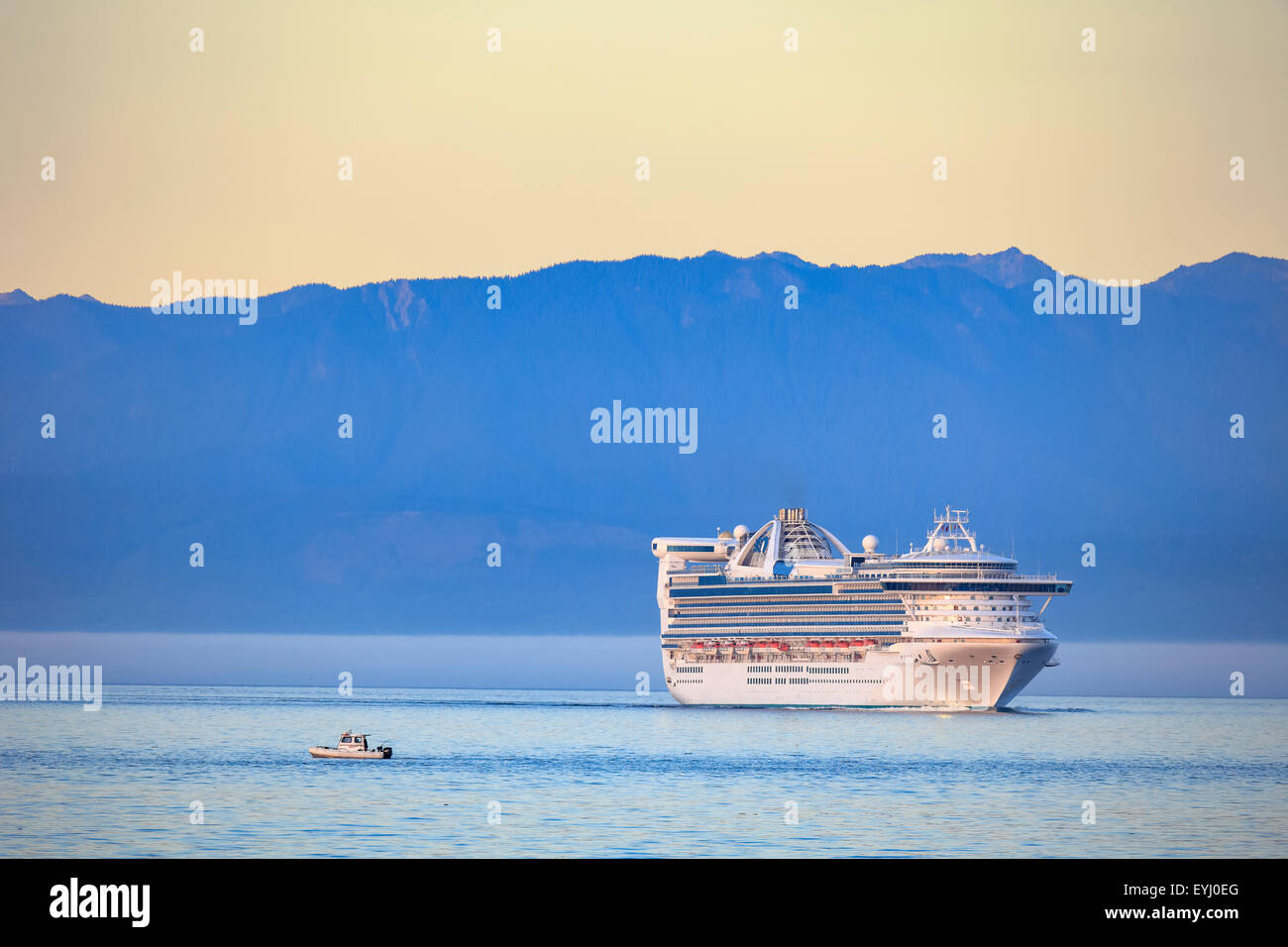 Lussuosa nave da crociera Golden Princess in Juan de Fuca Strait presso sunrise-Victoria, British Columbia, Canada. Foto Stock