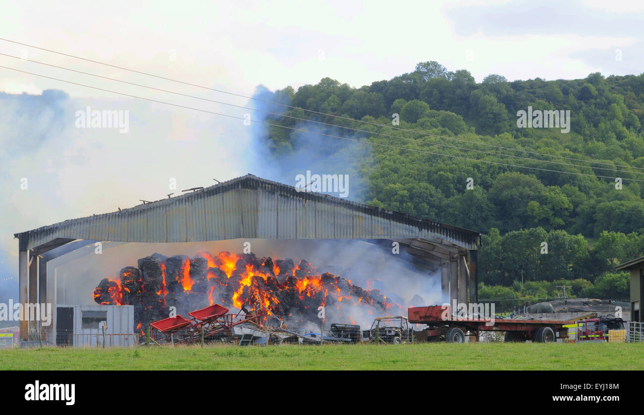 Plumpton, East Sussex, Regno Unito. 30th luglio 2015. Il servizio antincendio contiene il fuoco nel fienile e nel fienile di stoccaggio della paglia presso il Plumpton Agricultural College Foto Stock