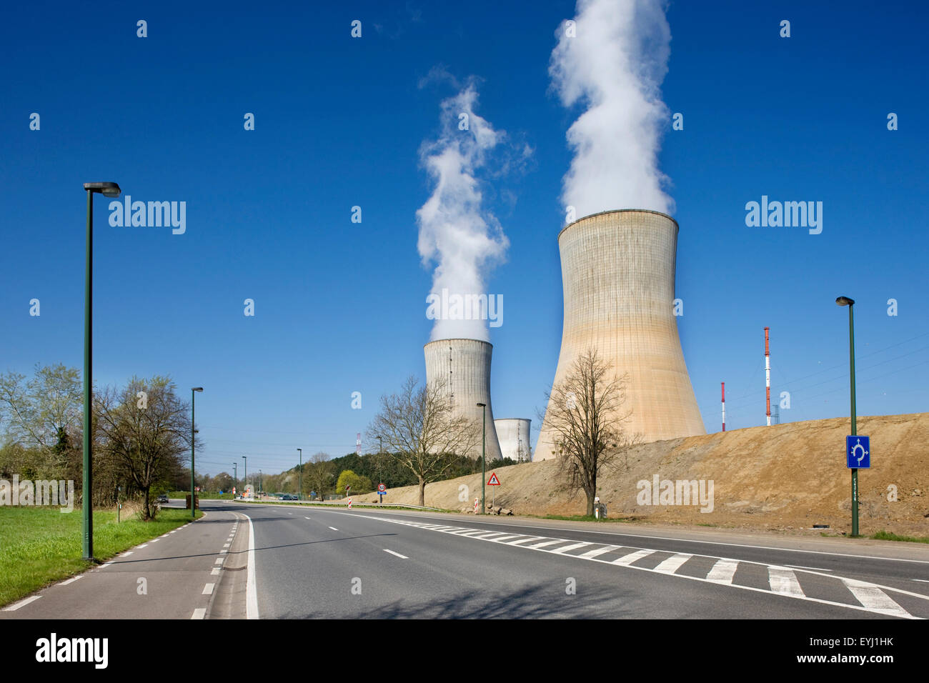 Torri di raffreddamento di Tihange centrale nucleare a Huy, Liege / Luik, Belgio Foto Stock
