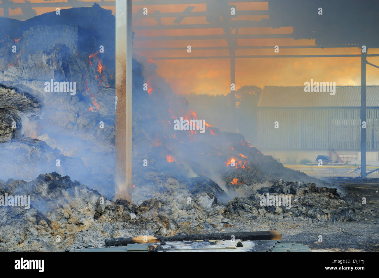 Plumpton, East Sussex, Regno Unito. 30th luglio 2015. Il servizio antincendio contiene il fuoco nel fienile e nel fienile di stoccaggio della paglia presso il Plumpton Agricultural College Foto Stock