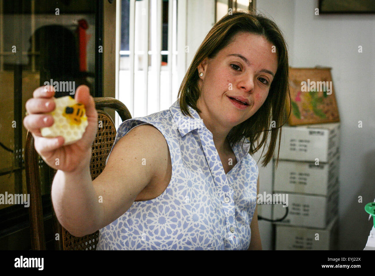 (150731) -- CARACAS, 31 luglio 2015 (Xinhua) -- Immagine presa sulla luglio 29, 2015 mostra Andreina, una giovane donna con sindrome di Down, mostrando una artigianale in un workshop di formazione fornite dall'Associazione Venezuelana per la sindrome di Down (AVESID, per il suo acronimo in spagnolo), a Caracas, Venezuela. La sindrome di Down è stata scoperta nel 1959 come una malattia genetica causata dalla presenza di una copia supplementare del cromosoma 21, o una parte di esso, caratterizzata da gradi variabili di tipo cognitivo e disabilità intellettiva e peculiari caratteristiche fisiche. AVESID, fondata nel 1993, offre diversi programmi per i diversi Foto Stock