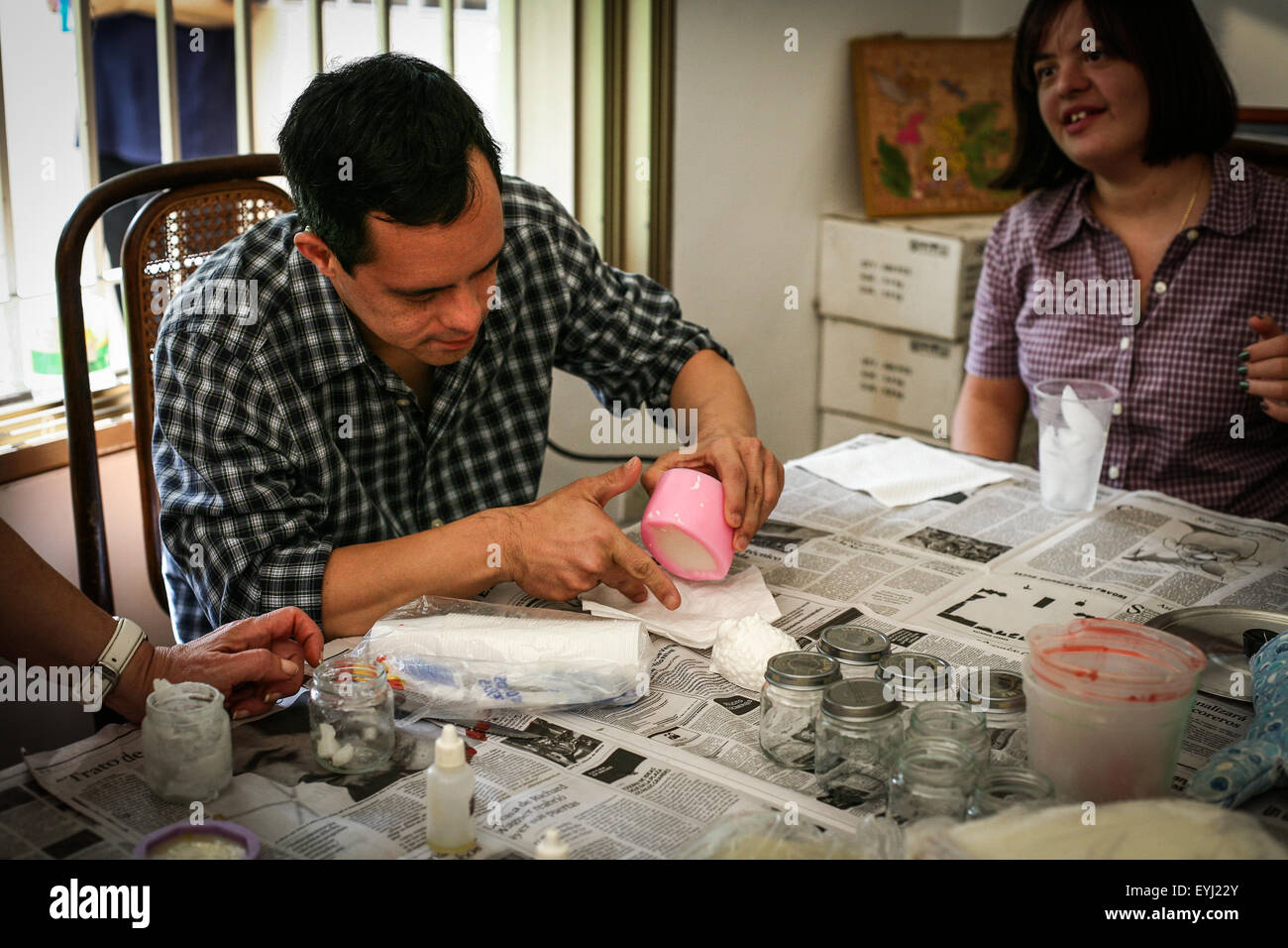 (150731) -- CARACAS, 31 luglio 2015 (Xinhua) -- Imagen adottate il 29 luglio 2015, mostra i giovani con sindrome di Down e altre disabilità, partecipando a un workshop di formazione fornite dall'Associazione Venezuelana per la sindrome di Down (AVESID, per il suo acronimo in spagnolo), a Caracas, Venezuela. La sindrome di Down è stata scoperta nel 1959 come una malattia genetica causata dalla presenza di una copia supplementare del cromosoma 21, o una parte di esso, caratterizzata da gradi variabili di tipo cognitivo e disabilità intellettiva e peculiari caratteristiche fisiche. AVESID, fondata nel 1993, offre diversi programmi per la diff Foto Stock