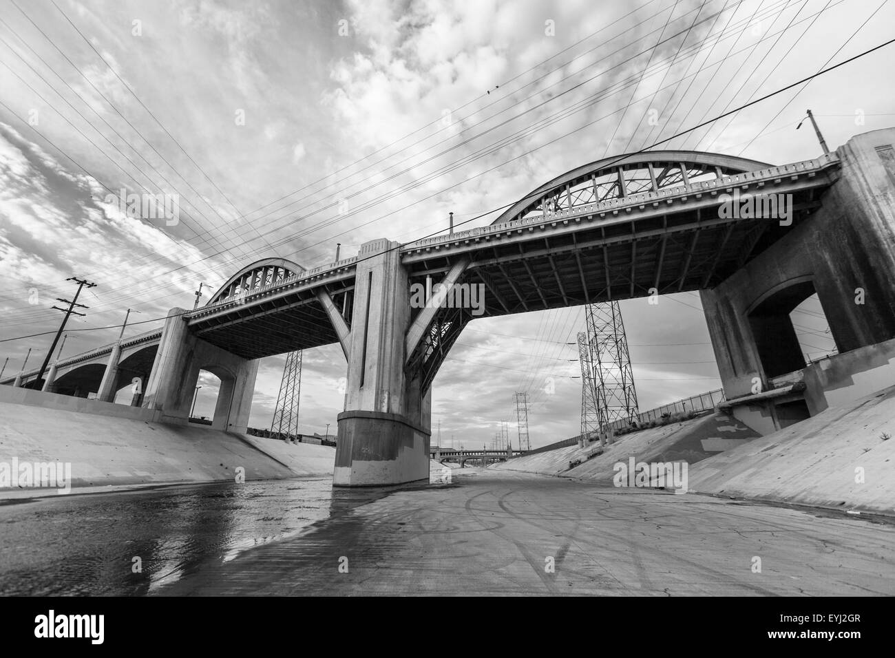 Sesto street bridge e il fiume di Los Angeles vicino al centro cittadino di Los Angeles. Foto Stock