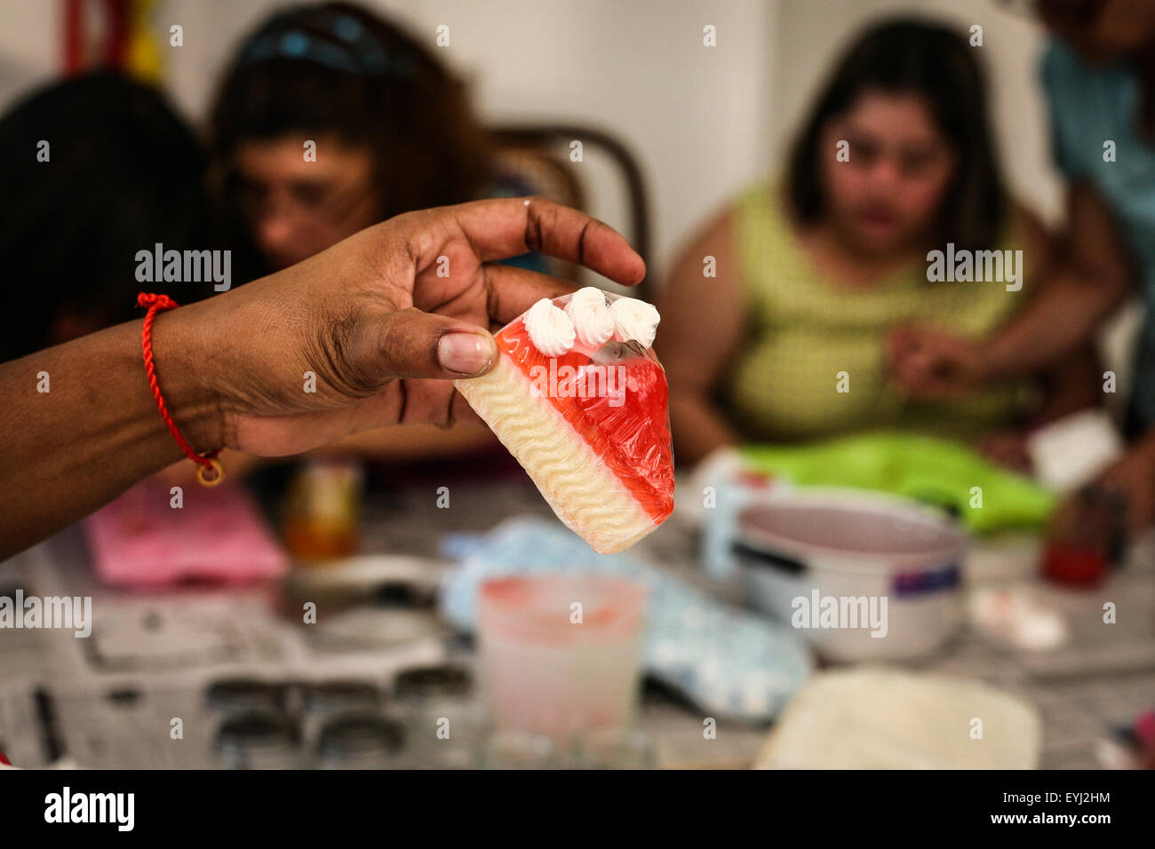 (150731) -- CARACAS, 31 luglio 2015 (Xinhua) -- Immagine presa il 29 luglio 2015 dimostra ai giovani con sindrome di Down e altre disabilità, partecipando a un workshop di formazione fornite dall'Associazione Venezuelana per la sindrome di Down (AVESID, per il suo acronimo in spagnolo), a Caracas, Venezuela. La sindrome di Down è stata scoperta nel 1959 come una malattia genetica causata dalla presenza di una copia supplementare del cromosoma 21, o una parte di esso, caratterizzata da gradi variabili di tipo cognitivo e disabilità intellettiva e peculiari caratteristiche fisiche. AVESID, fondata nel 1993, offre diversi programmi per il delta Foto Stock