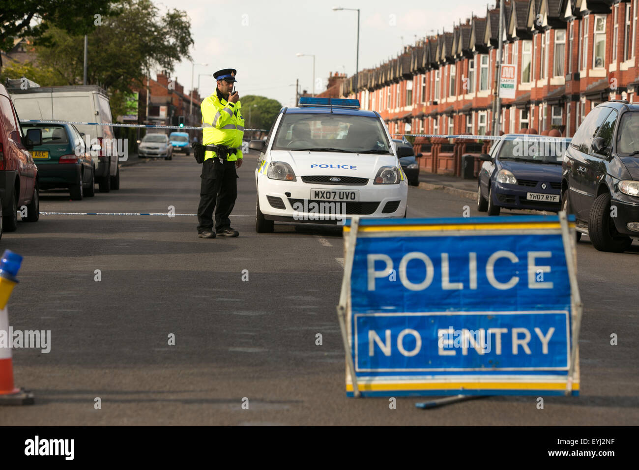 Vista generale della polizia sul Lloyd Street South , Fallowfield, Manchester Foto Stock