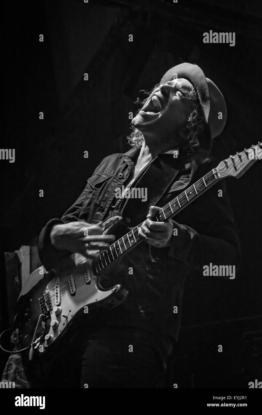 Immagine in bianco e nero di Philip Sayce giocano blues guitar Foto Stock