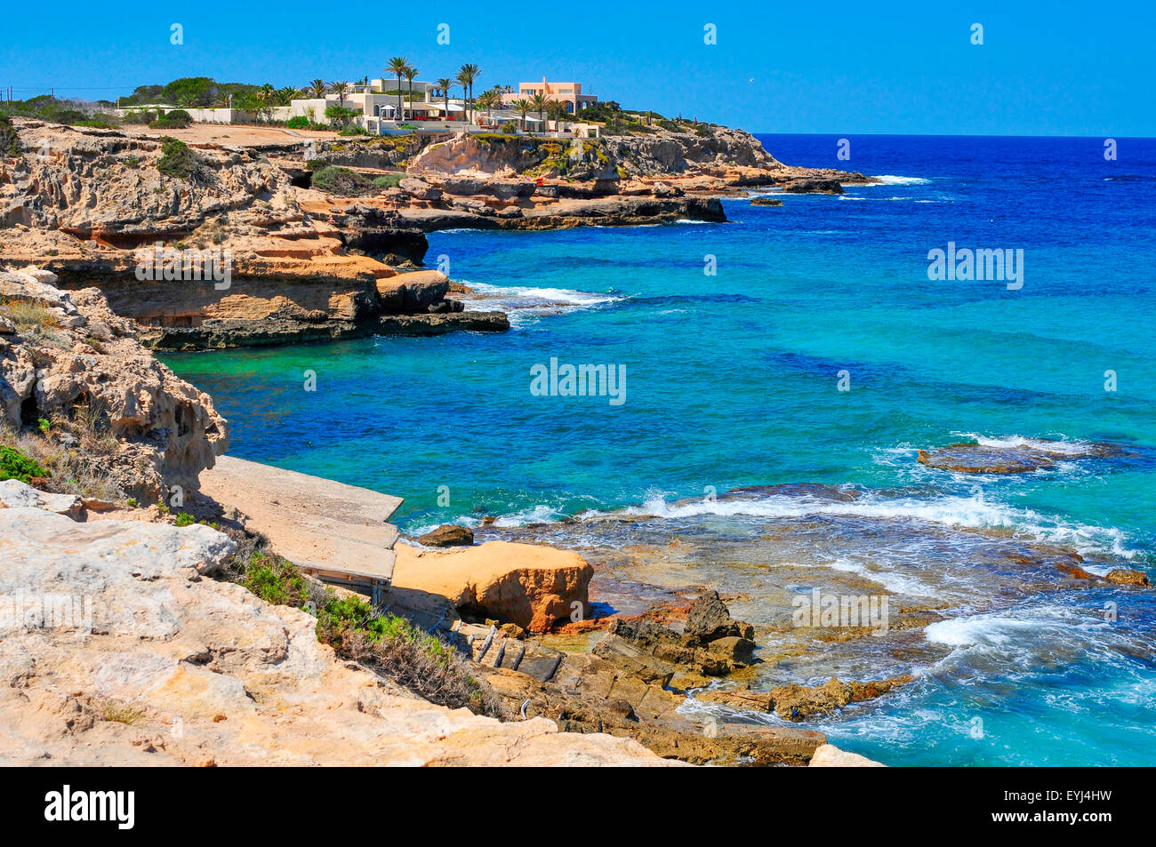Vista della costa cliffy di Sant Josep, nel sud-ovest dell'isola di Ibiza, Spagna Foto Stock