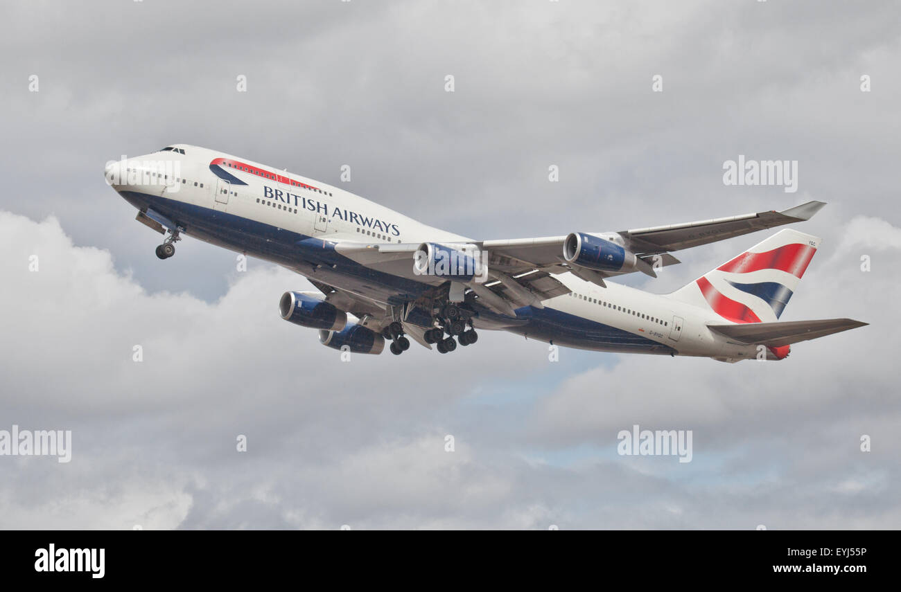British Airways Boeing 747 G-BYGC decollo dall aeroporto di Heathrow LHR Foto Stock