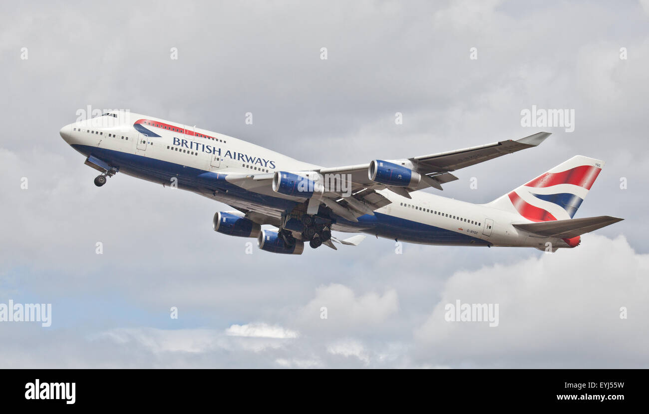 British Airways Boeing 747 G-BYGC decollo dall aeroporto di Heathrow LHR Foto Stock