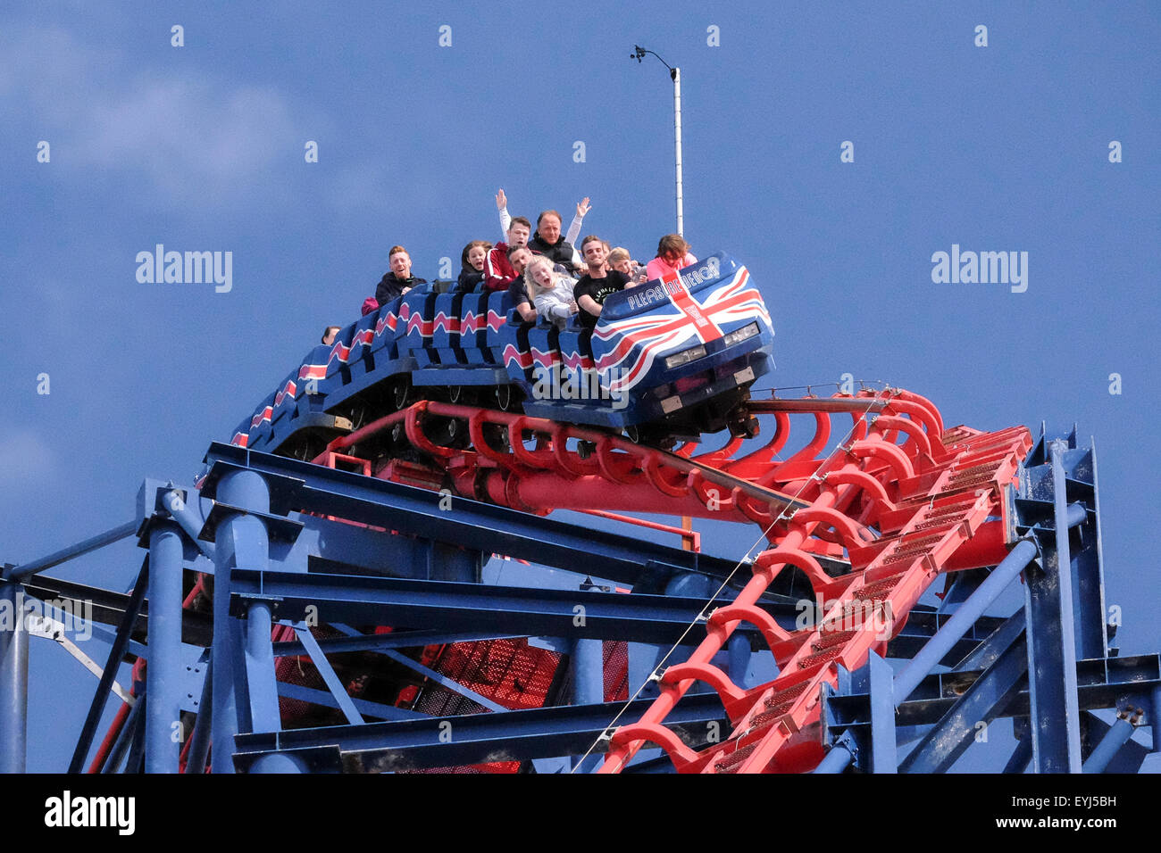 I turisti facendo un giro sul "big one" su Blackpool Pleasure Beach. Foto Stock