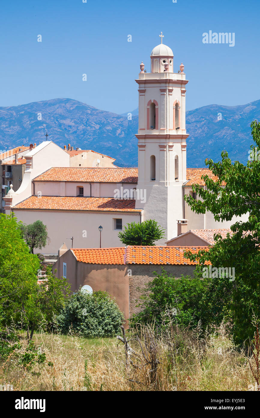 Piccolo villaggio corso paesaggio verticale, vecchie abitazioni con tetti in tegole rosse e la torre campanaria. Piana, Sud Corsica, Francia Foto Stock