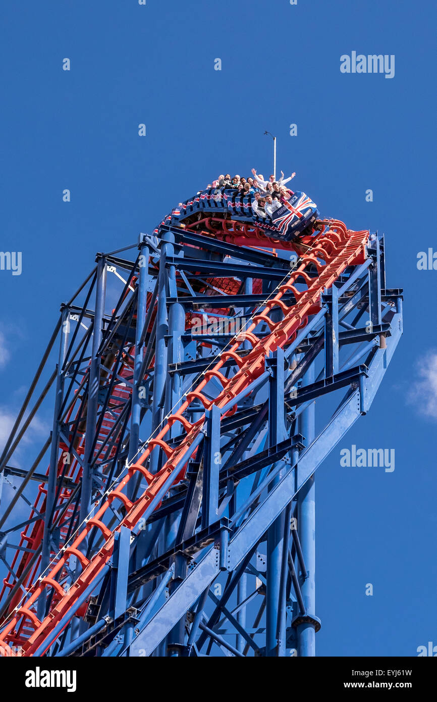 Blackpool, Regno Unito. Il 30 luglio, 2015. Regno Unito: meteo è stato un pomeriggio pieno di sole con i villeggianti godendo il sole sulla "Big One" presso la Pleasure Beach. Credito: Paolo Melling/Alamy Live News Foto Stock