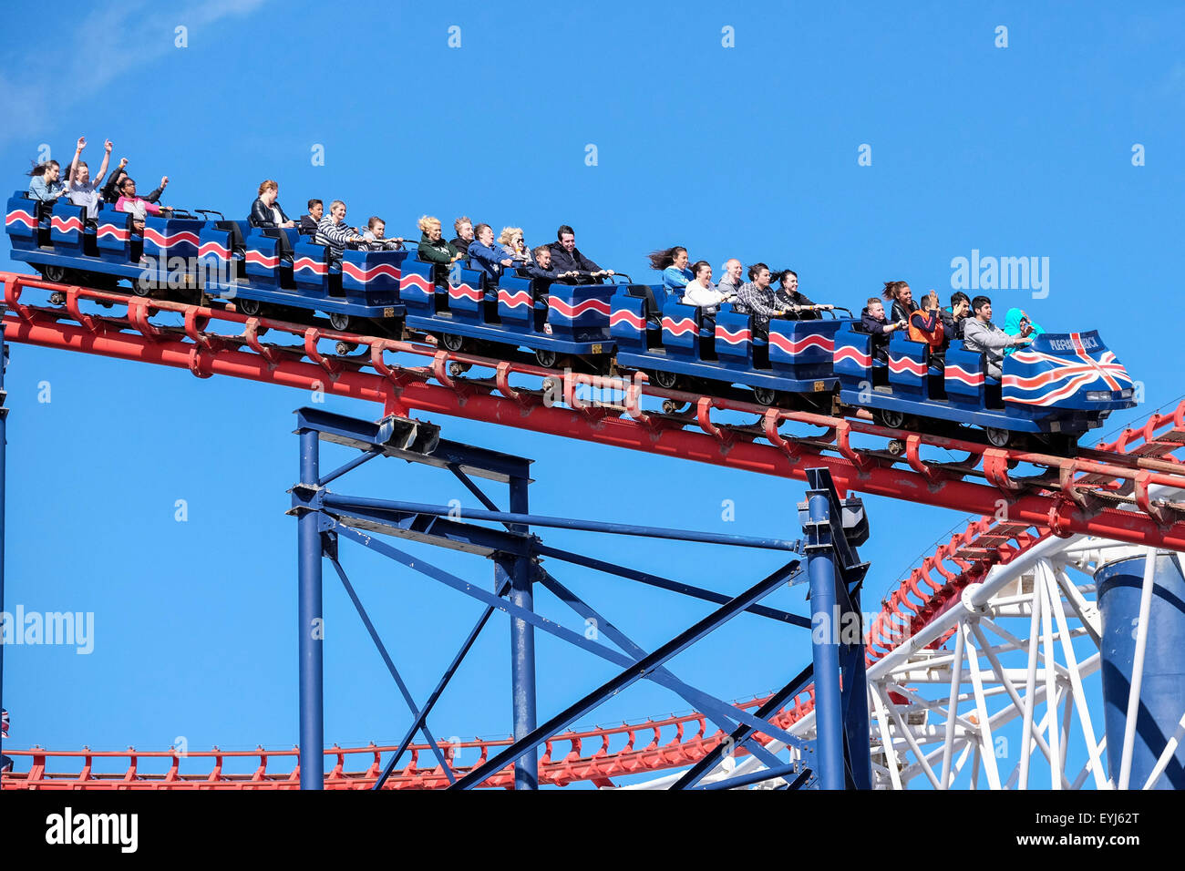 Blackpool, Regno Unito. Il 30 luglio, 2015. Regno Unito: meteo è stato un pomeriggio pieno di sole con i villeggianti godendo il sole sulla "Big One" presso la Pleasure Beach. Credito: Paolo Melling/Alamy Live News Foto Stock