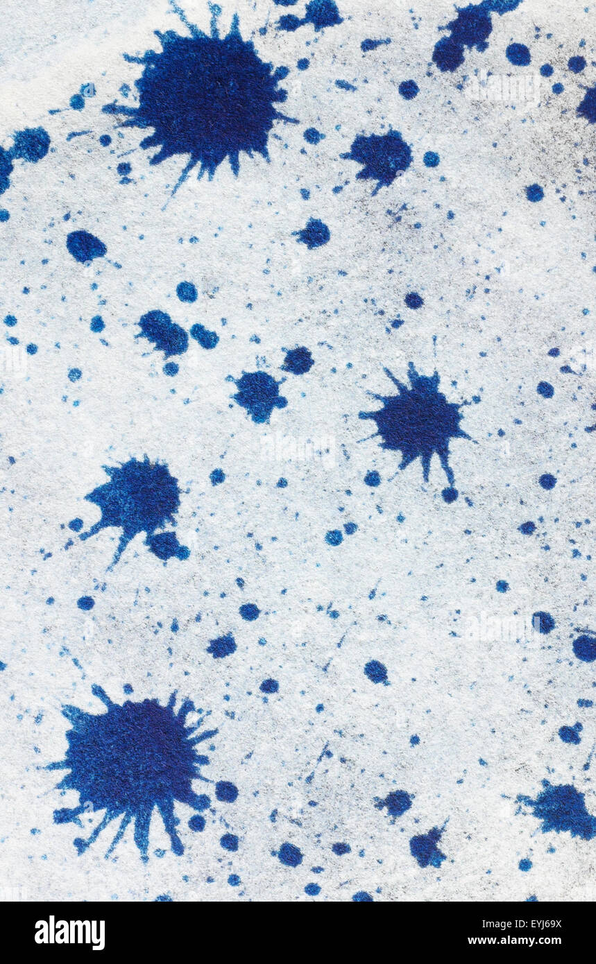 La carta è stata trattata con un sensibile all'acqua colorante blu e le gocce di pioggia cadde su di essa per dieci secondi. Le gocce di pioggia ha causato la spruzzi di colore blu Foto Stock