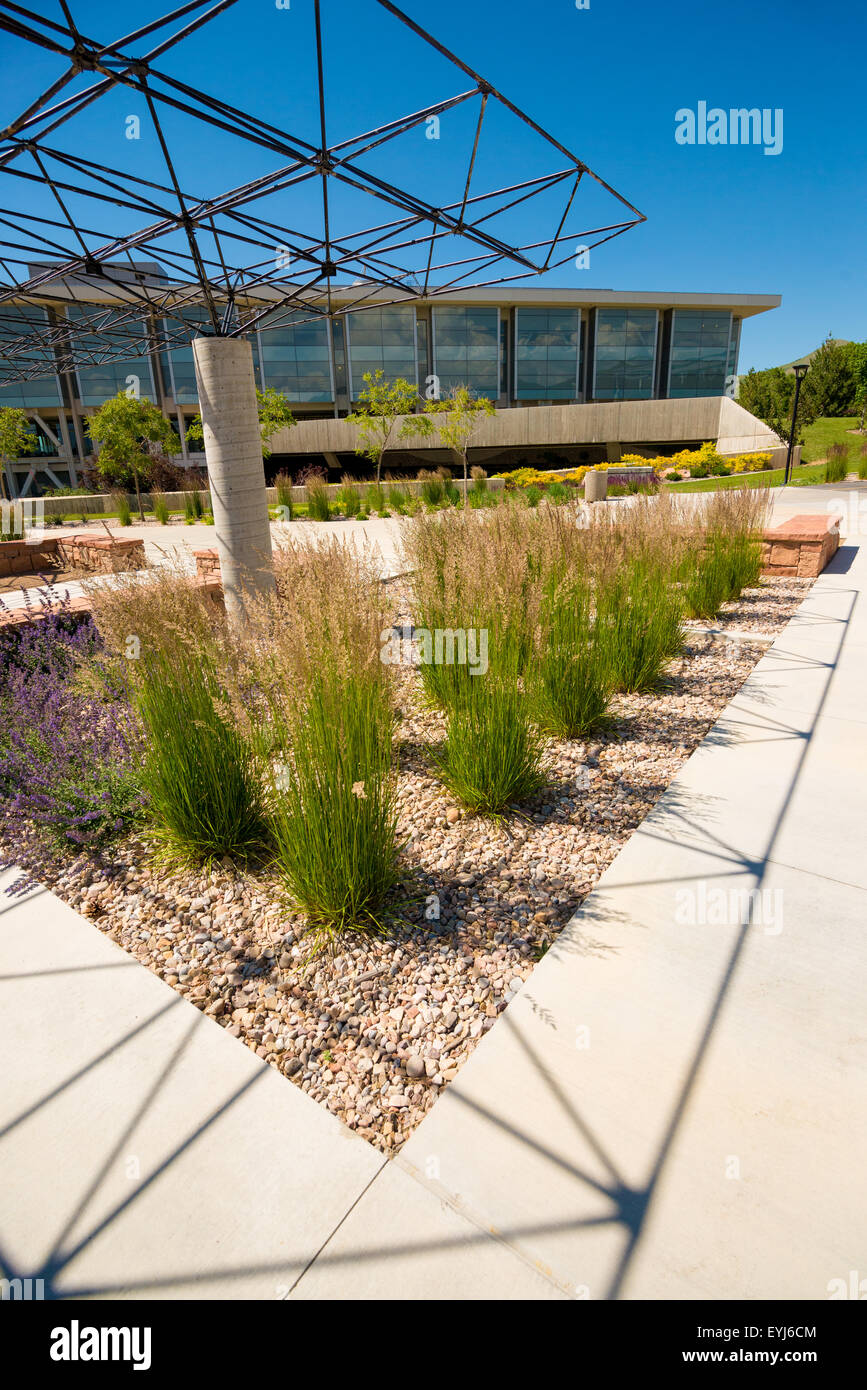 Xeriscape Landscaping attorno all'Università dello Utah, utilizzando resistenti alla siccità e piante e specie native. Foto Stock