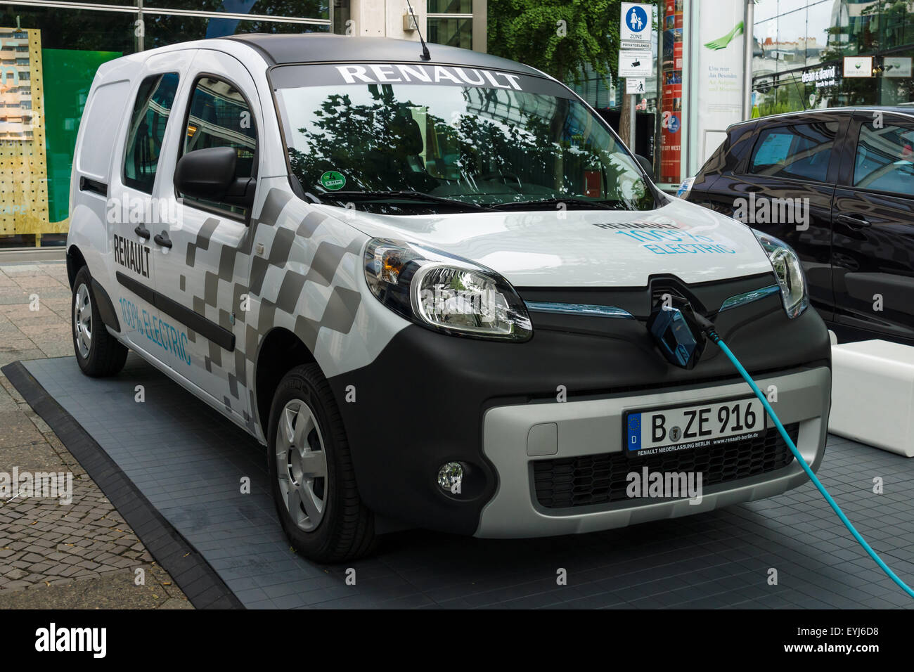 Berlino - Giugno 14, 2015: quadro elettrico van Renault Kangoo Z.E. Il classico giorni sul Kurfuerstendamm. Foto Stock
