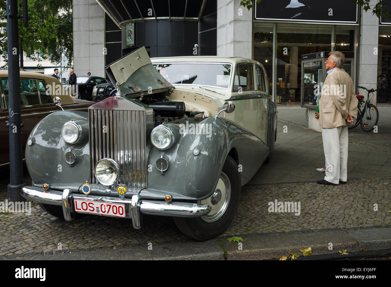 Berlino - Giugno 14, 2015: full-size auto di lusso Rolls Royce Silver Wraith, 1951. Il classico giorni sul Kurfuerstendamm. Foto Stock