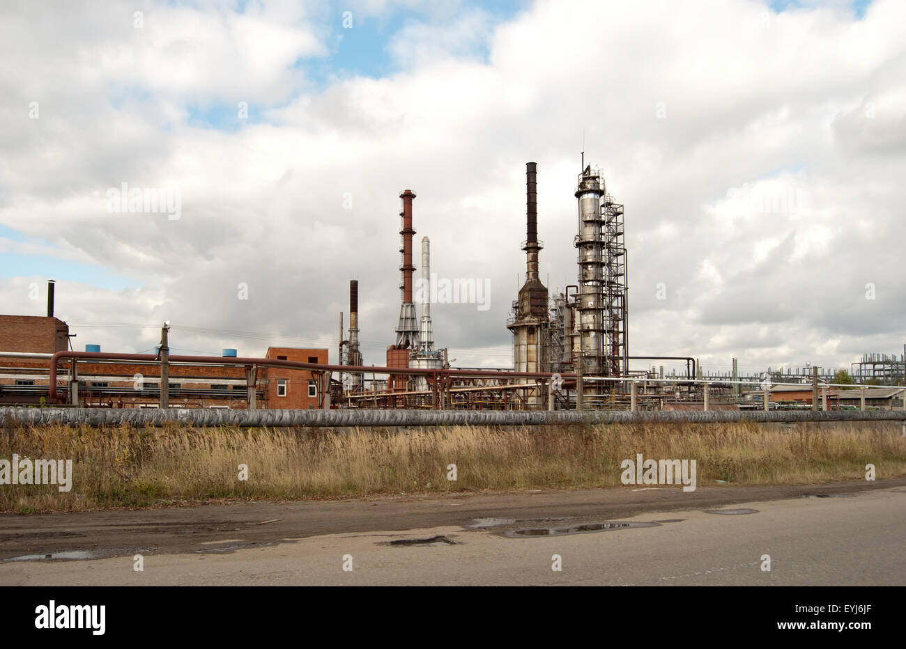 Vecchia raffineria rilasciando sul cielo blu Foto Stock