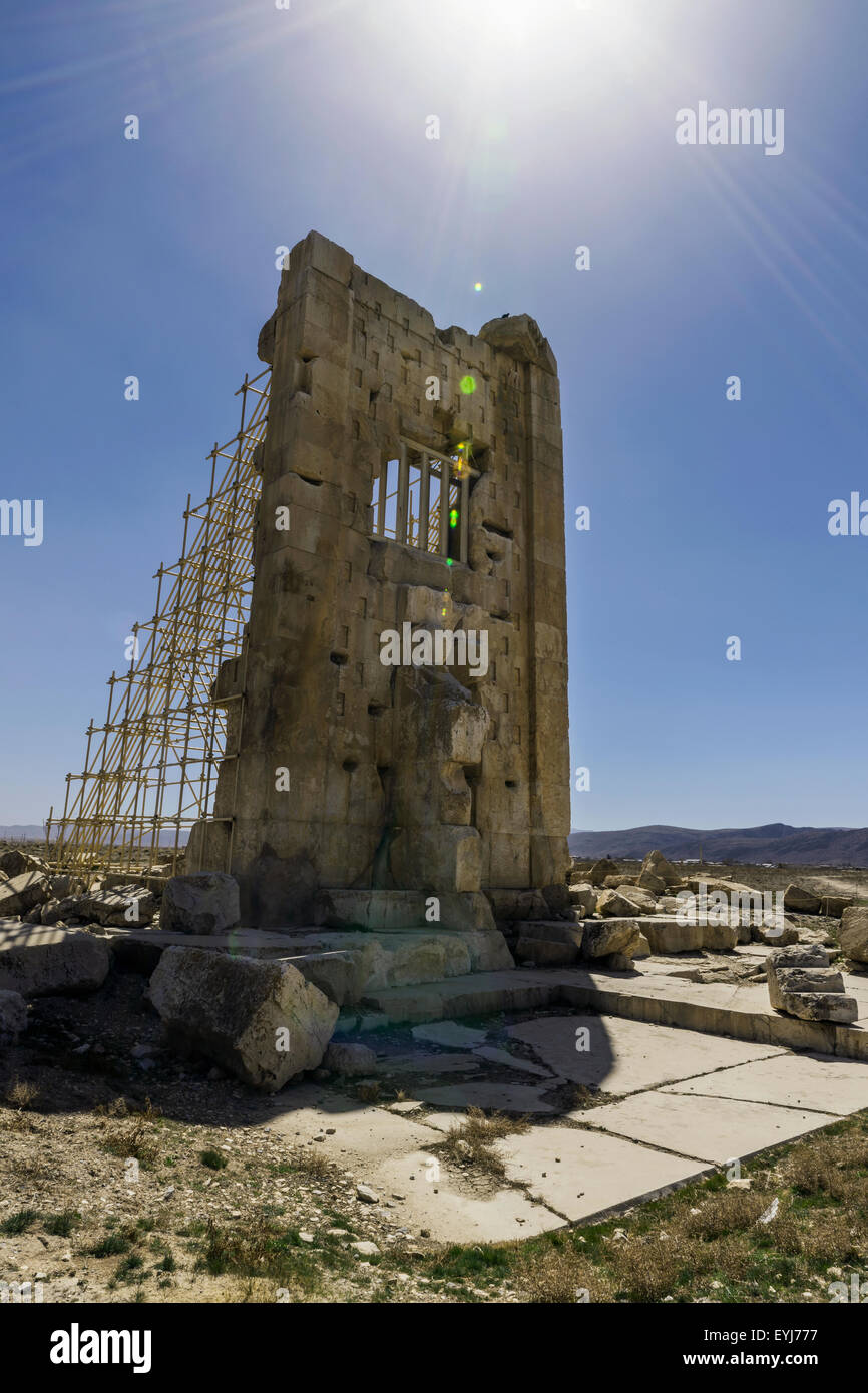 La torre in pietra con lens flare, Pasargadae, Iran Foto Stock