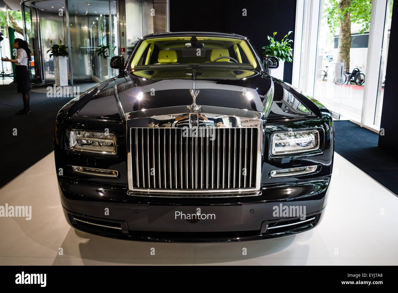 Berlino - Giugno 14, 2015: full-size auto di lusso Rolls-Royce Phantom Series II (dal 2012). Il classico giorni sul Kurfuerstendamm. Foto Stock