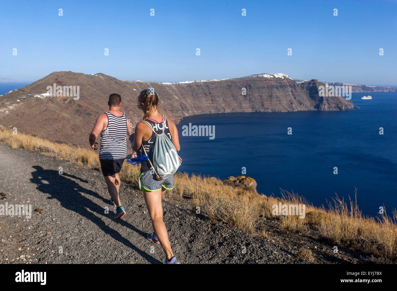 La strada da Oia a Fira Santorini escursione in coppia paesaggio, Caldera percorso di cresta, Isole greche escursioni Grecia campagna Europa persone a piedi Foto Stock