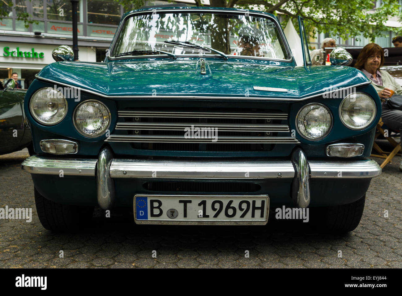 Berlino - Giugno 14, 2015: compatta a sei cilindri auto Triumph Vitesse. Il classico giorni sul Kurfuerstendamm. Foto Stock
