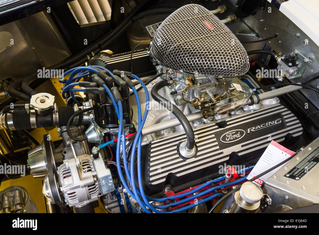 Berlino - Giugno 14, 2015: motore di un roadster Shelby AC Cobra 427, 1966. Il classico giorni sul Kurfuerstendamm. Foto Stock