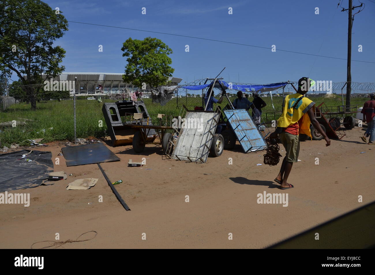 Strada di scene di vita da Inhambane a Maputo, Mozambico, Dec 2015 Foto Stock