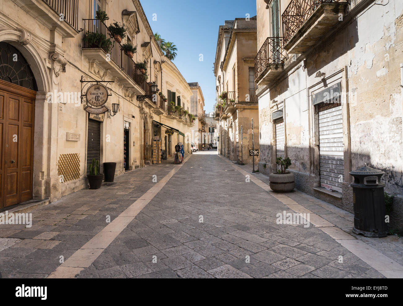 Una strada a Lecce, Puglia, Italia che mostra lo stile degli edifici e strade. Foto Stock