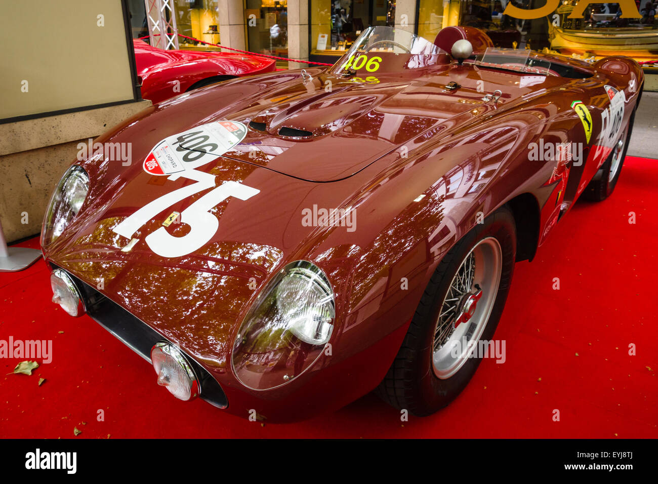 Berlino - Giugno 14, 2015: auto sportiva Ferrari 500 TR, 1956. Il classico giorni sul Kurfuerstendamm. Foto Stock