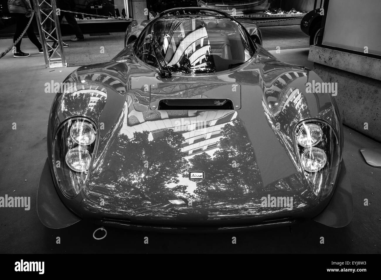 Auto sportiva Ferrari Dino 206 SP (sport prototipo), 1966. In bianco e nero. Il classico giorni sul Kurfuerstendamm. Foto Stock
