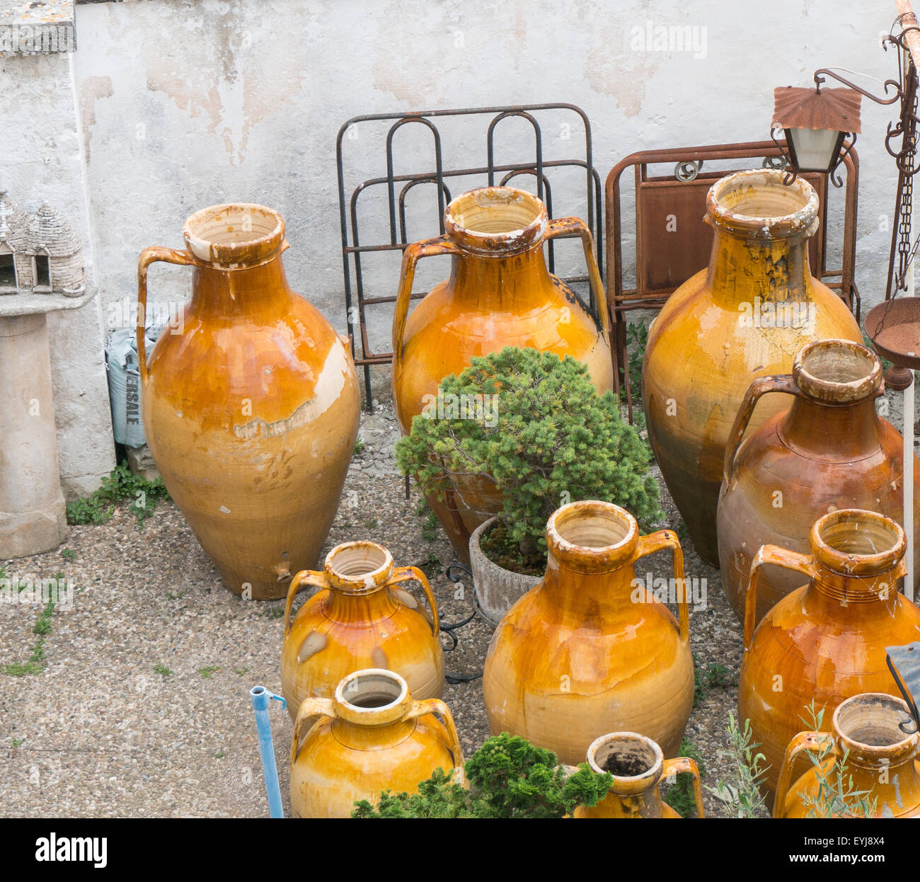 Flagons per la memorizzazione di olio di oliva o di vino Foto Stock