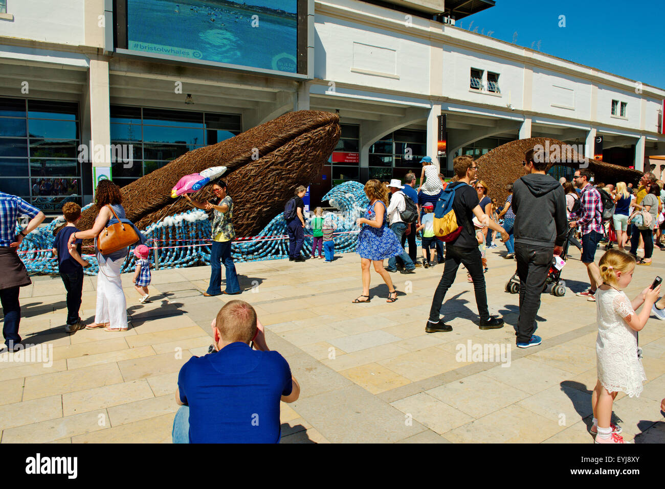 Il Bristol balene, un arte temporanea instillazione costituito da materiali riciclati, Bristol Millennium Square Foto Stock