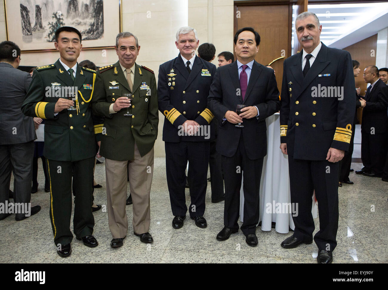 (150730) -- BUENOS AIRES, 30 luglio 2015 (Xinhua) -- Tao xiangyang (1L), addetto militare dell'ambasciata cinese di Argentina, Luis Maria Carena (2 L), Argentina del capo del Comune di capi di Stato Maggiore e Yang Wanming(2 R), Ambasciatore cinese in Argentina, pongono durante un evento per celebrare il 88° anniversario della fondazione dell Esercito di Liberazione del Popolo (PLA) della Cina, presso l'ambasciata cinese nella città di Buenos Aires, capitale dell'Argentina, il 30 luglio 2015. (Xinhua/Martin Zabala) (FNC) Foto Stock