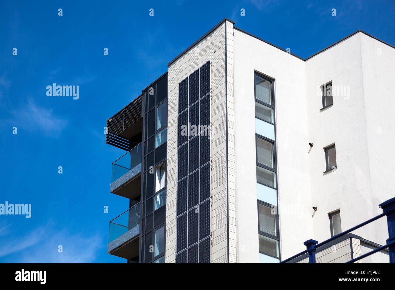 Moderno edificio di appartamenti con pannelli solari sul lato Foto Stock