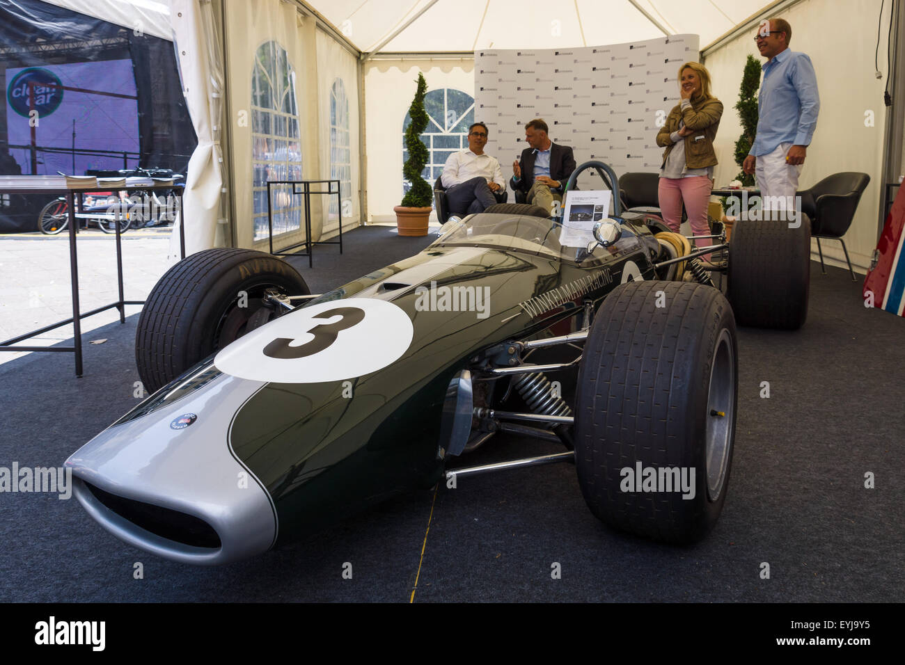 Berlino - Giugno 14, 2015: racing monoposto di Formula-2, Brabham BT23-5, pilota di Jochen Rindt, 1967. Il classico giorni sul Kurfuerstendamm. Foto Stock