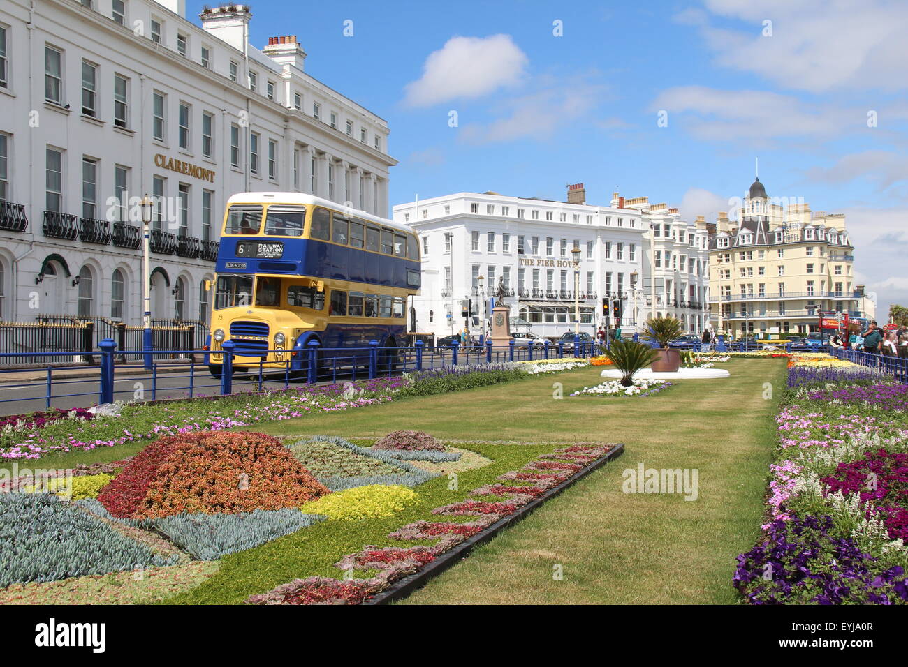 Un VINTAGE EASTBOURNE CORPORATION LEYLAND TITAN DOUBLE DECK BUS sul lungomare di Eastbourne IN EAST SUSSEX, NEL REGNO UNITO Foto Stock