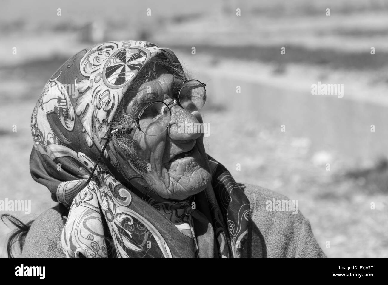 Il raccoglitore di erbe BW. Anziana donna persiano vicino alla tomba di Ciro il Grande, Pasargardae, Iran Foto Stock