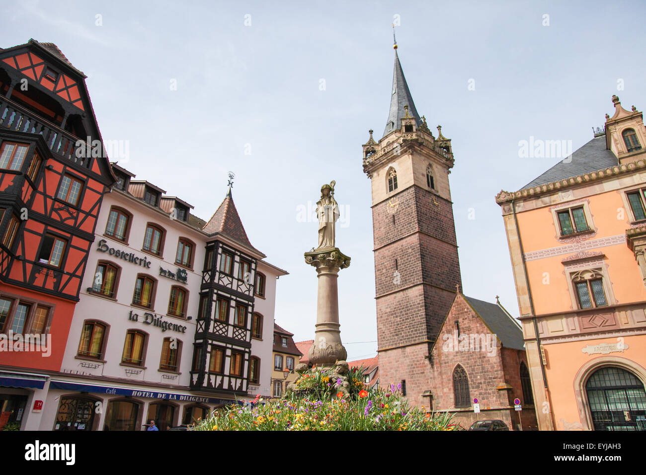 OBERNAI, Francia - 11 Maggio 2015: Cappella tower, Sainte Odile fontana e il municipio sulla piazza del mercato di Obernai, Bas-Rhin, Als Foto Stock