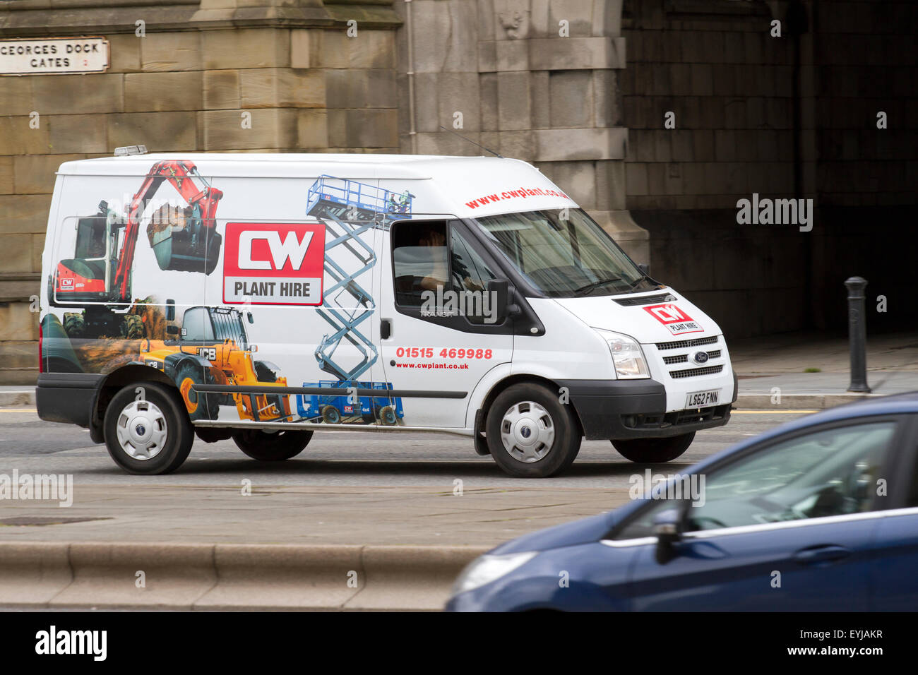 Traffico, spot pubblicitari e di automobili su "Strand', Liverpool, Merseyside, Regno Unito Foto Stock