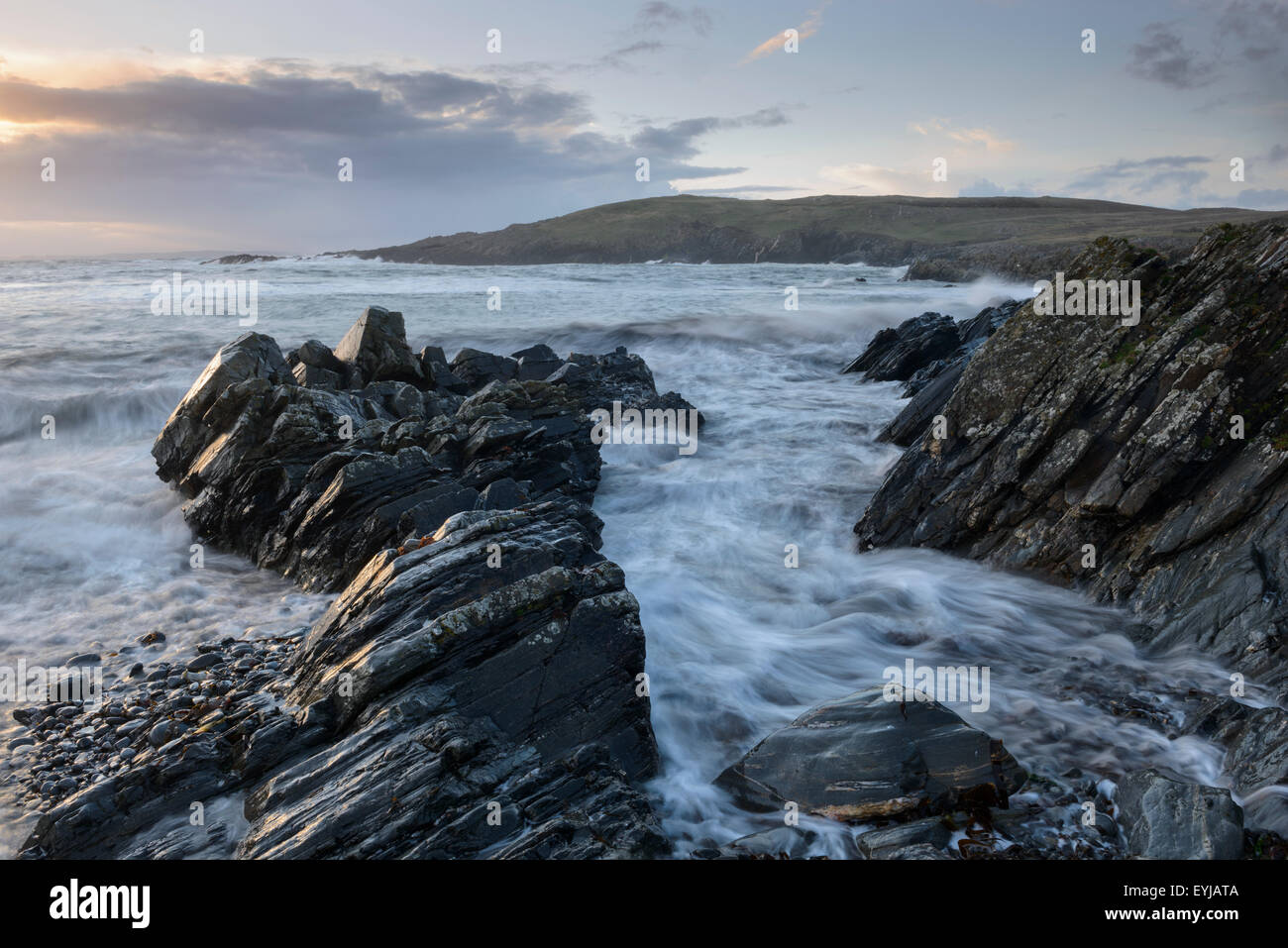Onde infrangersi su rocce incrinato in sabbia di alloggiamento dello stoppino, West Burra, Shetland Foto Stock