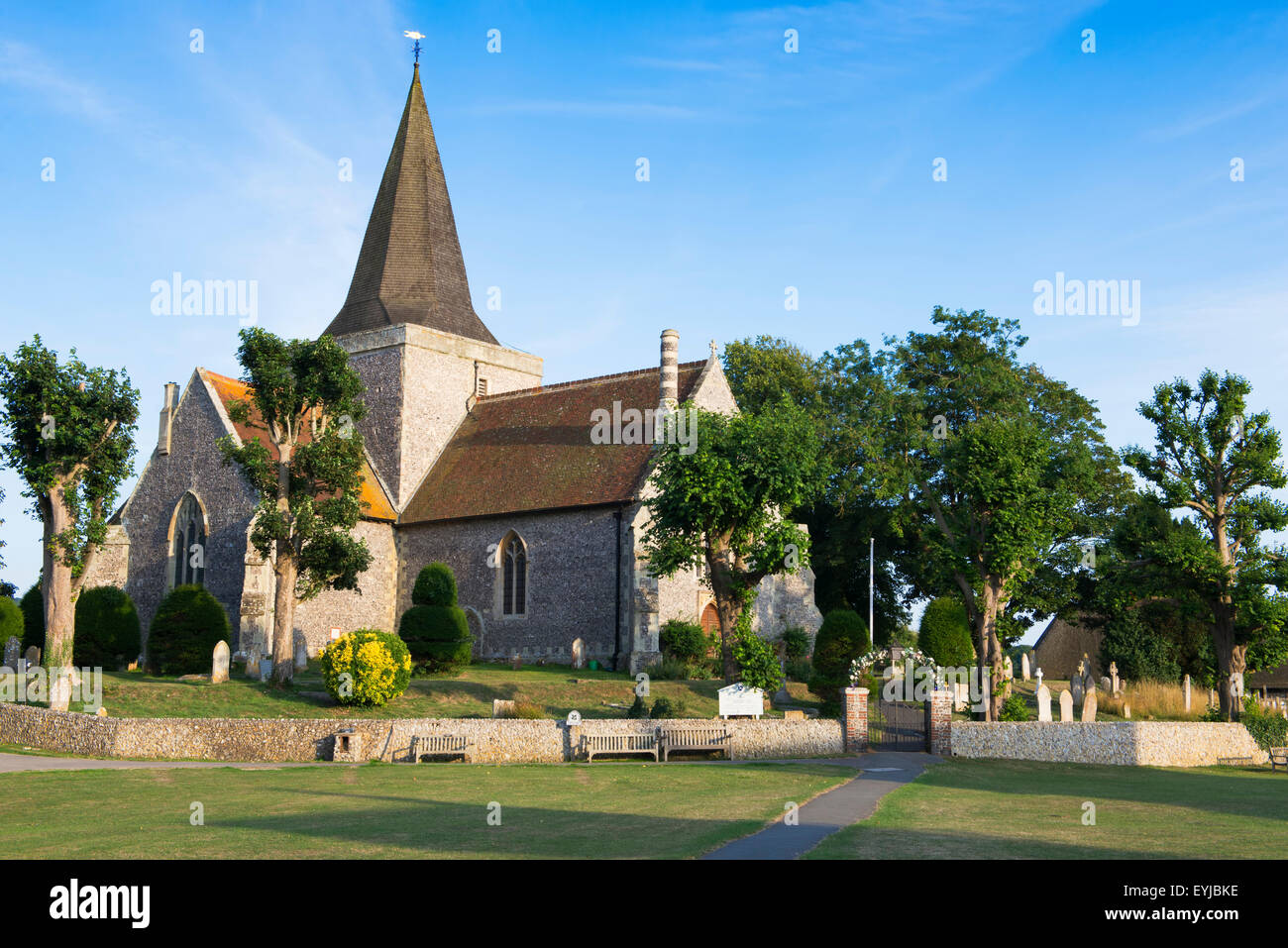 St Andrews chiesa, conosciuta come la cattedrale sulla Downs, Alfriston village, East Sussex Foto Stock