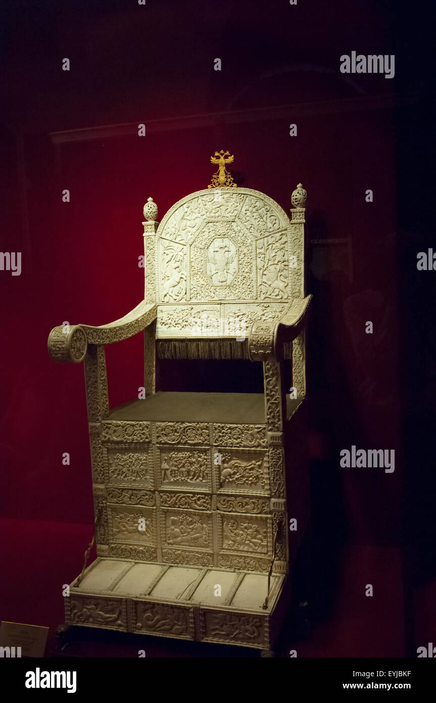 Il trono di zar russo Ivan IV (terribili) in Armeria Camera del Museo del Cremlino di Mosca Foto Stock