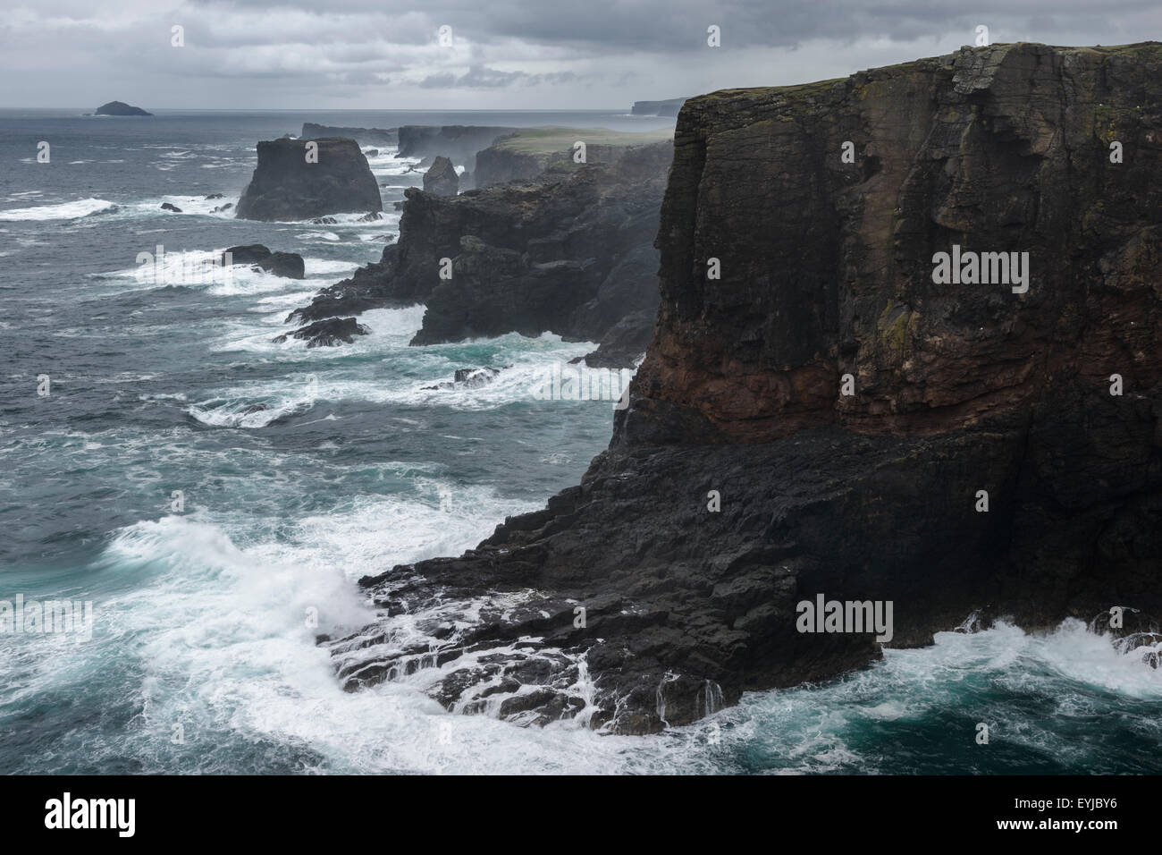 L'Oceano Atlantico si infrange contro le scogliere di Esha Ness in testa Stanshi, Shetland Foto Stock