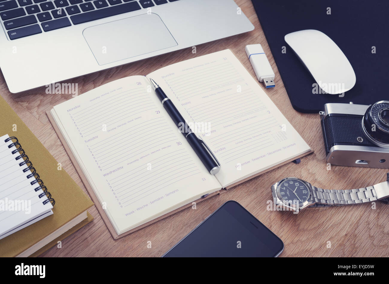 Salva la data - agenda mockup con laptop e gli elementi rétro Foto Stock