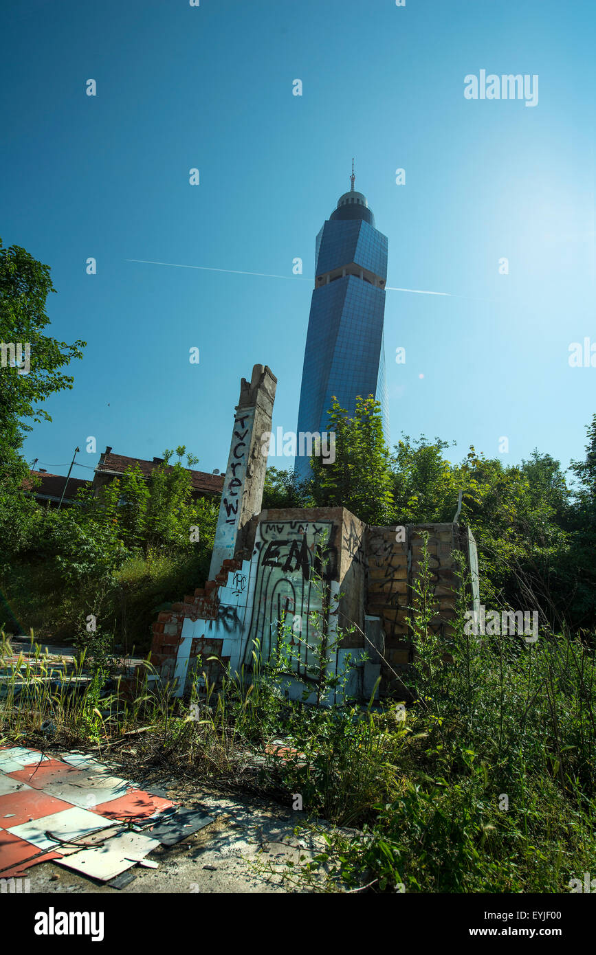 Avaz Twist torre con le antiche rovine della guerra a Sarajevo Foto Stock