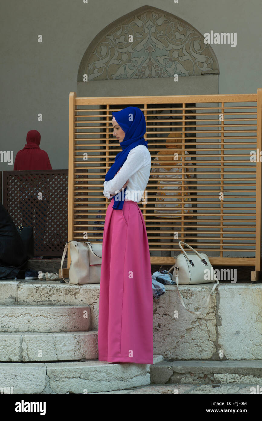 Giovane ragazza nel cortile di una moschea di Sarajevo Foto Stock