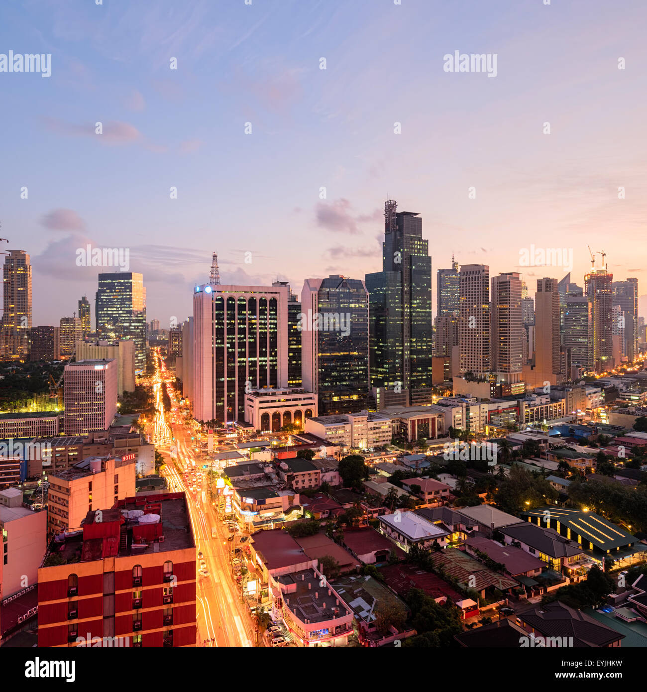 Eleveted, Vista notte di Makati, il quartiere degli affari di Metro Manila. Foto Stock