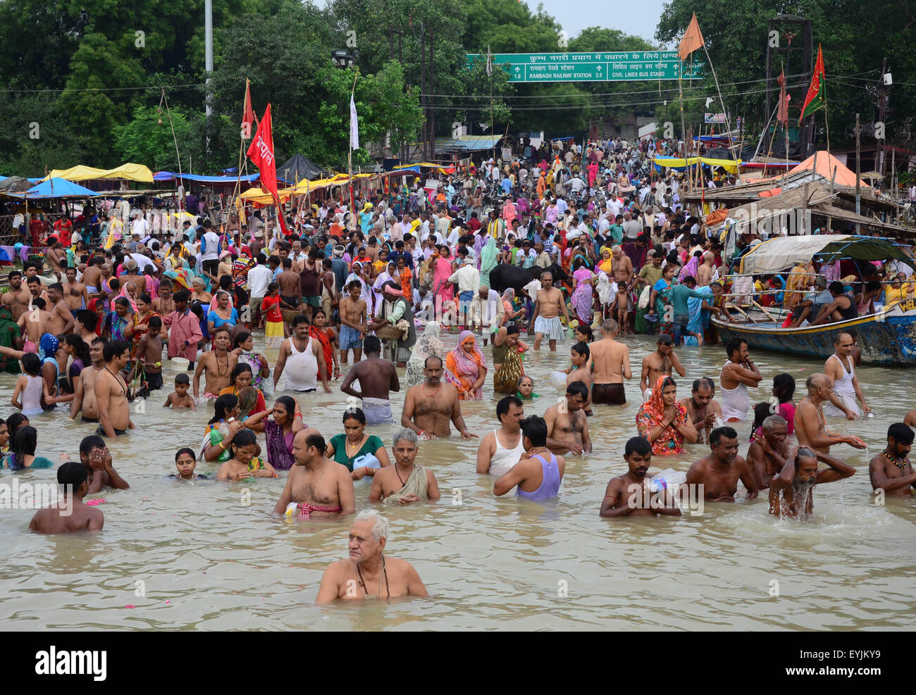 Di Allahabad, Uttar Pradesh, India. 31 Luglio, 2015. Di Allahabad: devoto tenendo holydip nel fiume Gange in occasione del Guru purnima festival di Allahabad su 31-07-2015. Il Guru purnima è un Indiano festival dedicato a quella spirituale e docenti universitari. Questo festival è tradizionalmente celebrata da induisti e jainisti e buddisti, a pagare i loro rispetti ai loro insegnanti e di esprimere la loro gratitudine. foto di prabhat kumar verma Credito: Prabhat Kumar Verma/ZUMA filo/Alamy Live News Foto Stock