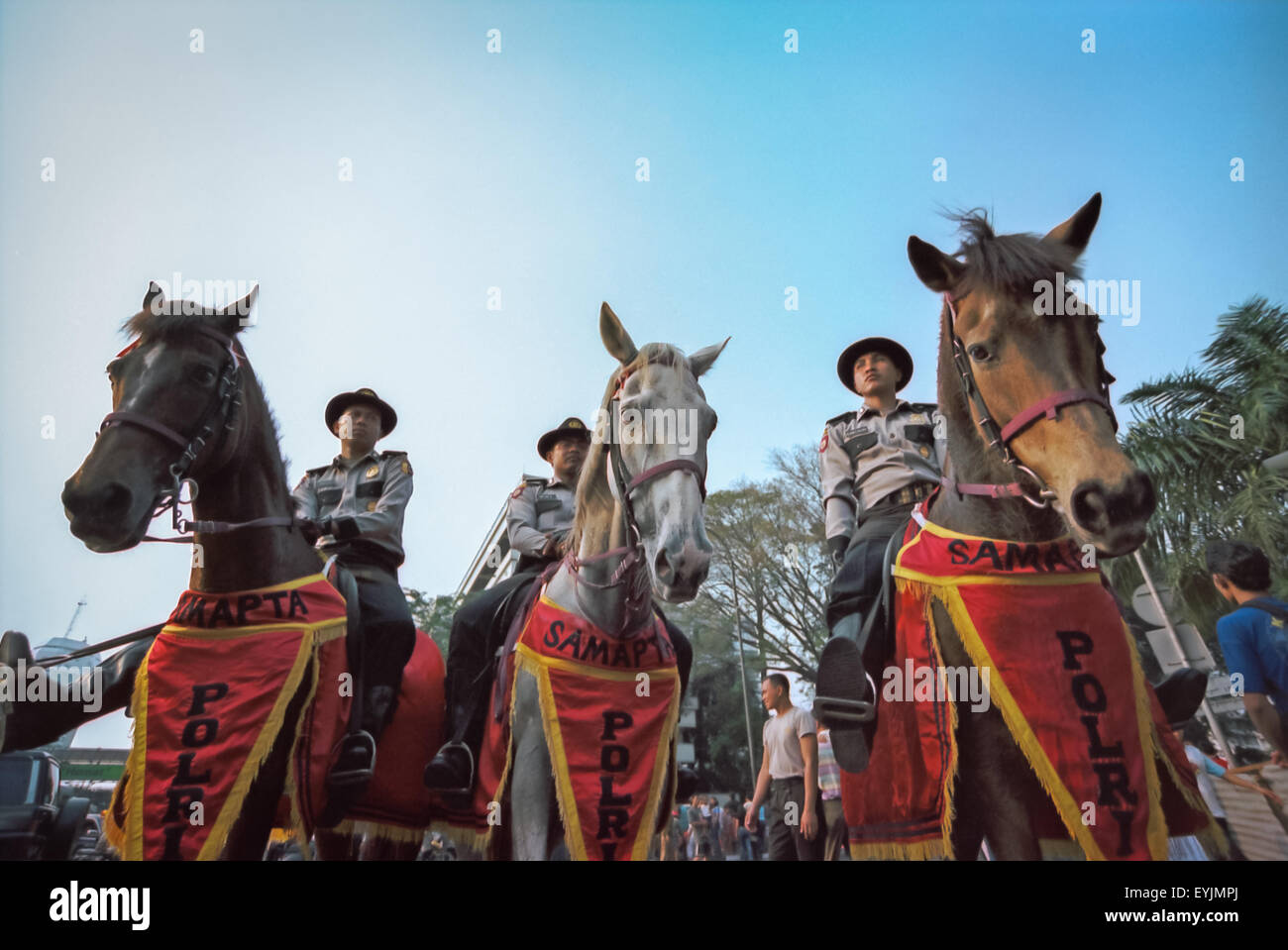 La squadra di polizia indonesiana è in servizio su Thamrin Street durante il Carnevale di Giacarta 2004 nel centro di Jakarta, Jakarta, Indonesia. Foto Stock